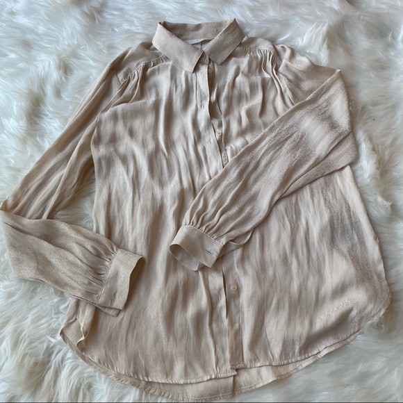 Cream colored blouse with subtle leopard print - Picture 6 of 7